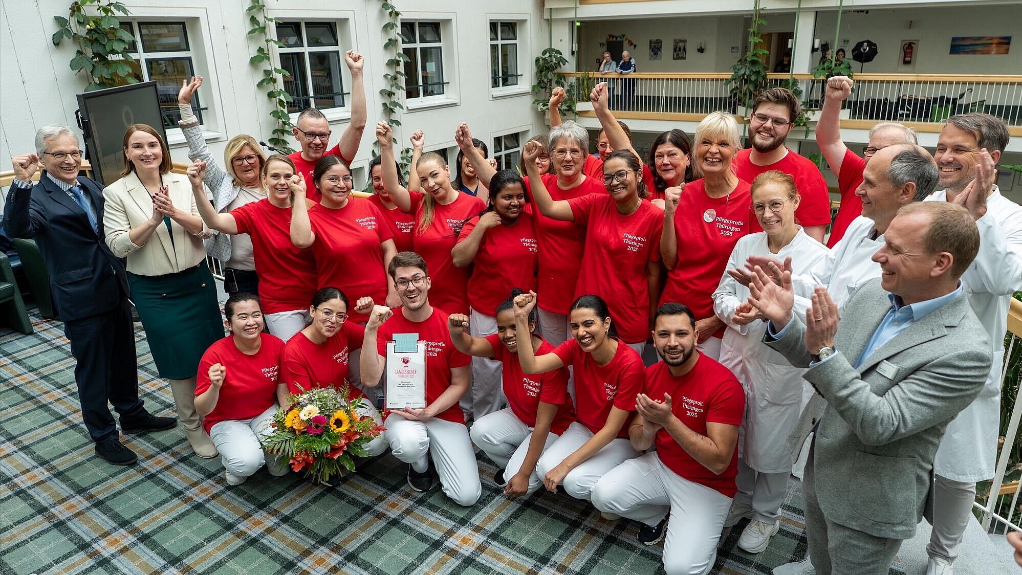 Das Pflegeteam des Herzzentrums Zentralklinik Bad Berka jubelt nach der Preisverleihung gemeinsam mit (v.l.n.r.) Norbert Loskamp, Medizinischer Leiter PKV-Verband, Thüringens Gesundheitsministerin Katharina Schenk, Christiane Jähnert, Pflegedirektorin, Ärztinnen und Ärzten sowie Mario Schulter, Geschäftsführer der Zentralklinik Bad Berka (1.v.r.). 