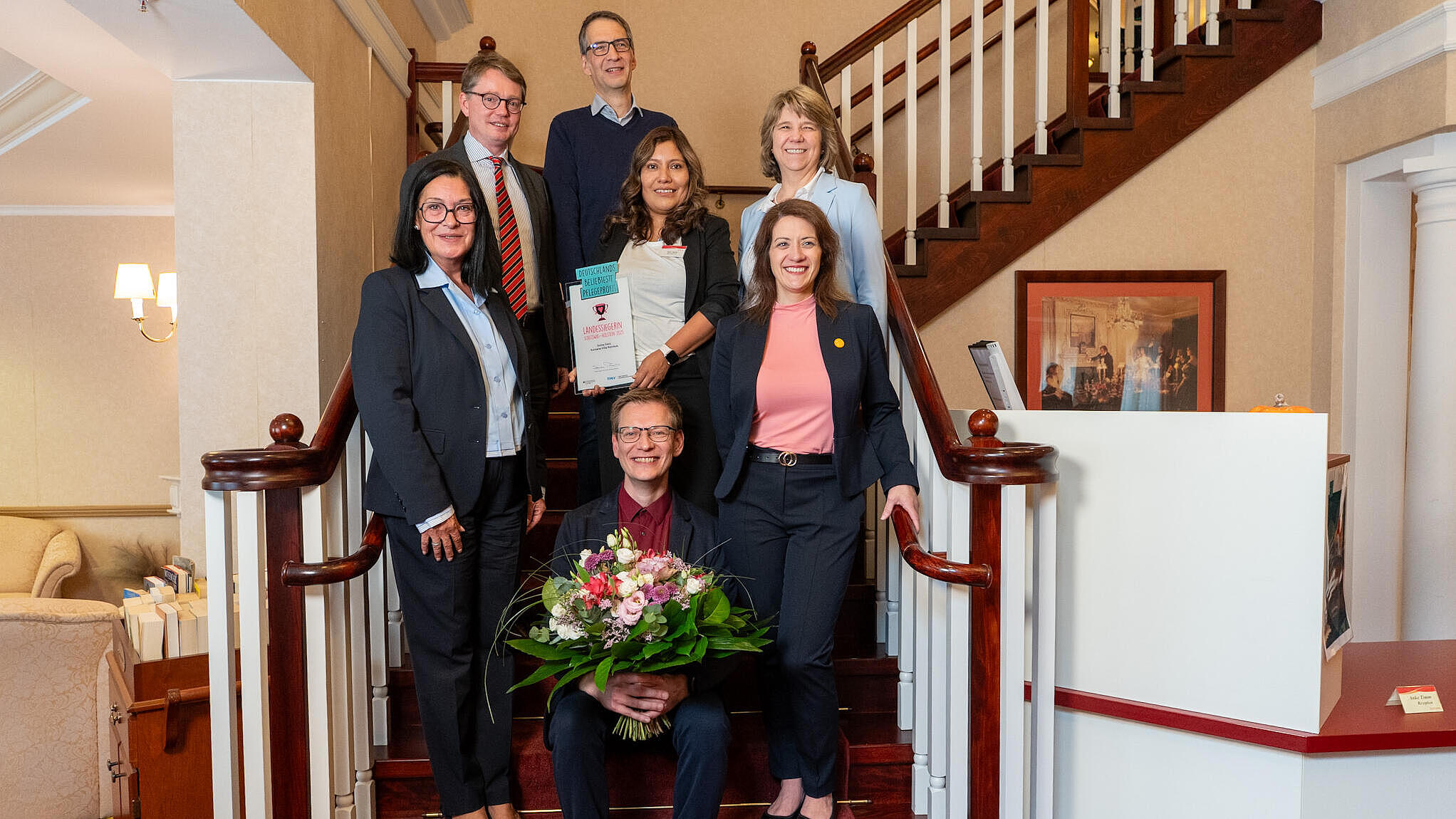 (hintere Reihe l. nach r.) Florian Reuther, PKV-Verbandsdirektor, Mathias Happke, 1. Stadtrat von Reinbek, Gesundheitsministerin Kerstin von der Decken; (mittlere Reihe l.n.r.) Katy Wohlert, regionale Geschäftsführerin Kursana Seniorenvillen GmbH, Pflegeprofi Sonia Fietz, Corinna Pieper, Direktorin; (vorne) Ronald Belitz, Pflegedienstleiter