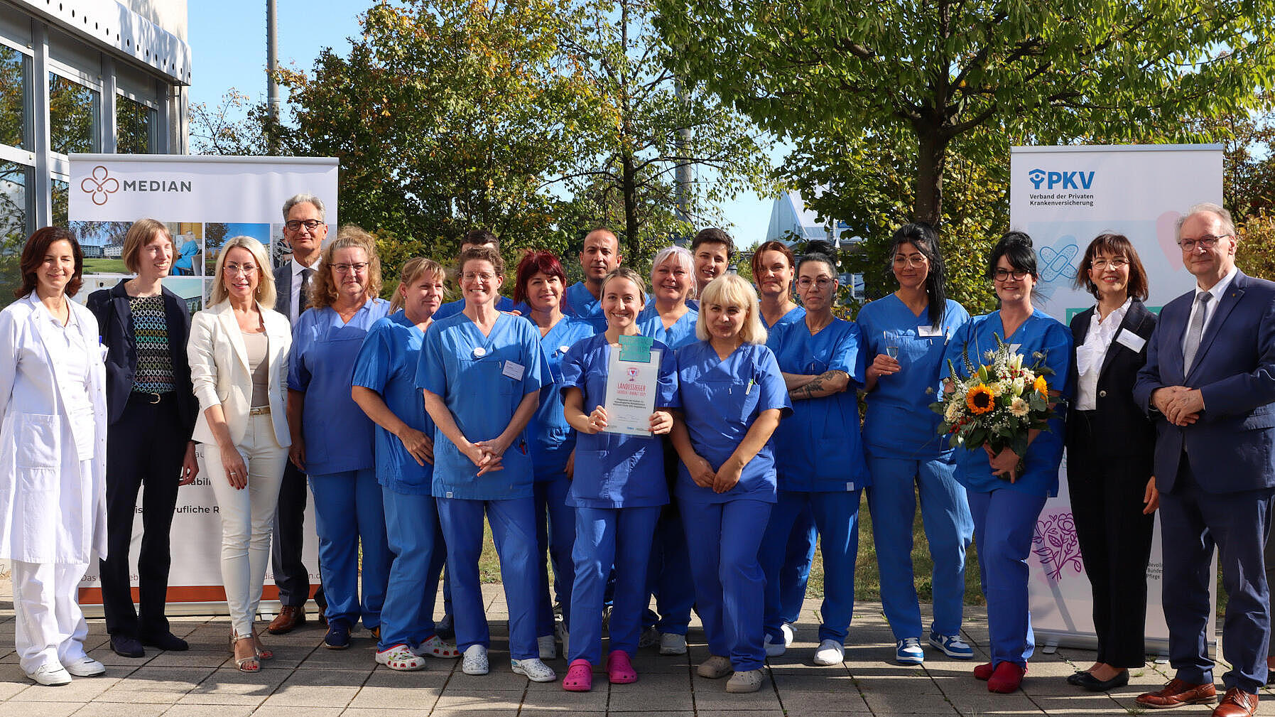 PKV-Geschäftsführerin Anne Kristina Vieweg (2.v.l.), Stefanie Günther, Kaufmännische Leiterin der MEDIAN-Klinik NRZ (3. v.l.), Prof. Dr. med. Michael Sailer, Ärztlicher Direktor (4.v.l.), Pflegedienstleiterin Tina Kuleda (2.v.r.) sowie Dr. Reiner Haseloff, Ministerpräsident von Sachsen-Anhalt (2.v.r.) gratulierten dem siegreichen Pflegeteam um Mandy Bethge (4.v.r.).