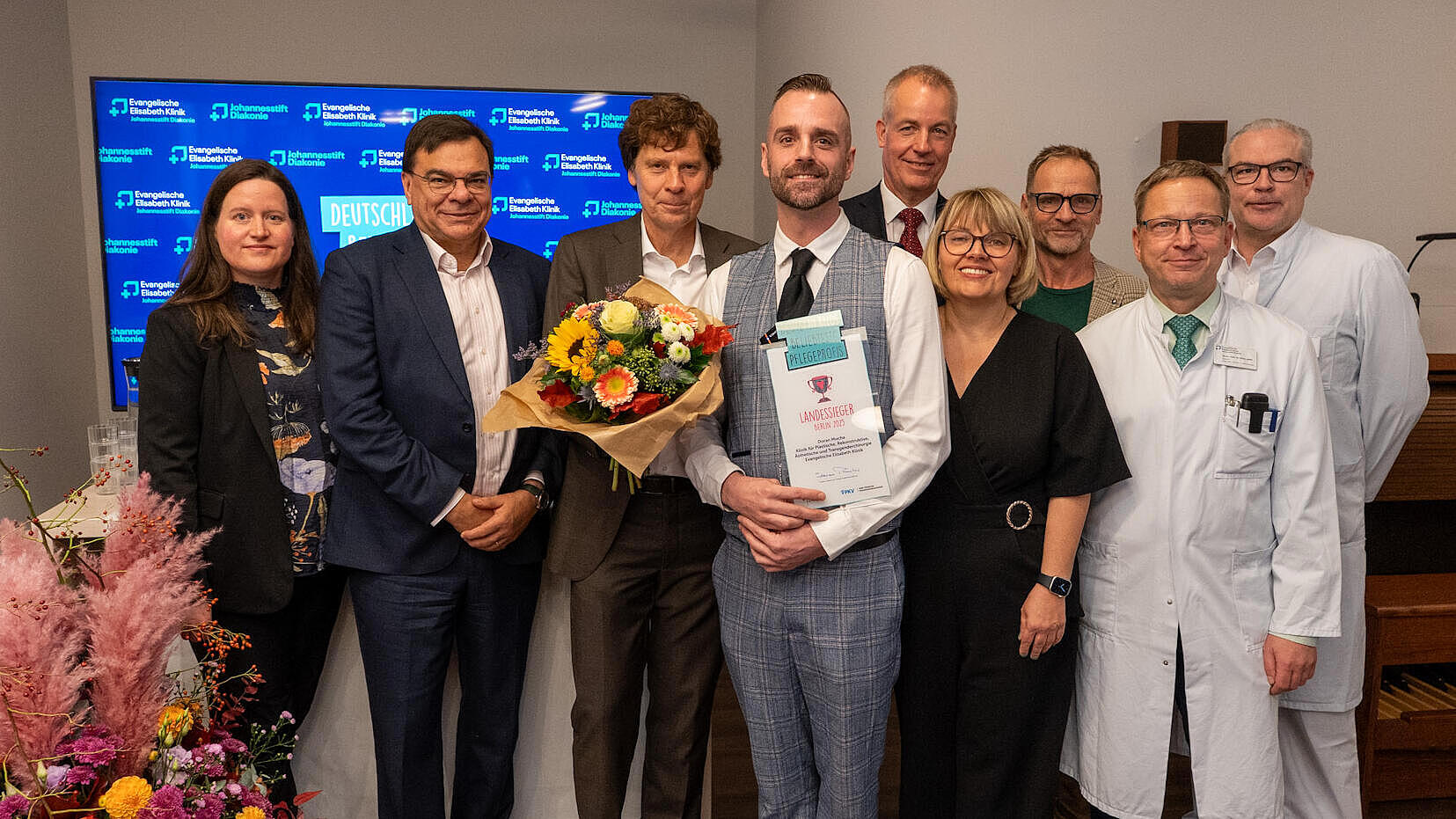 Pflegeprofi Doran Mucha und Gratulanten